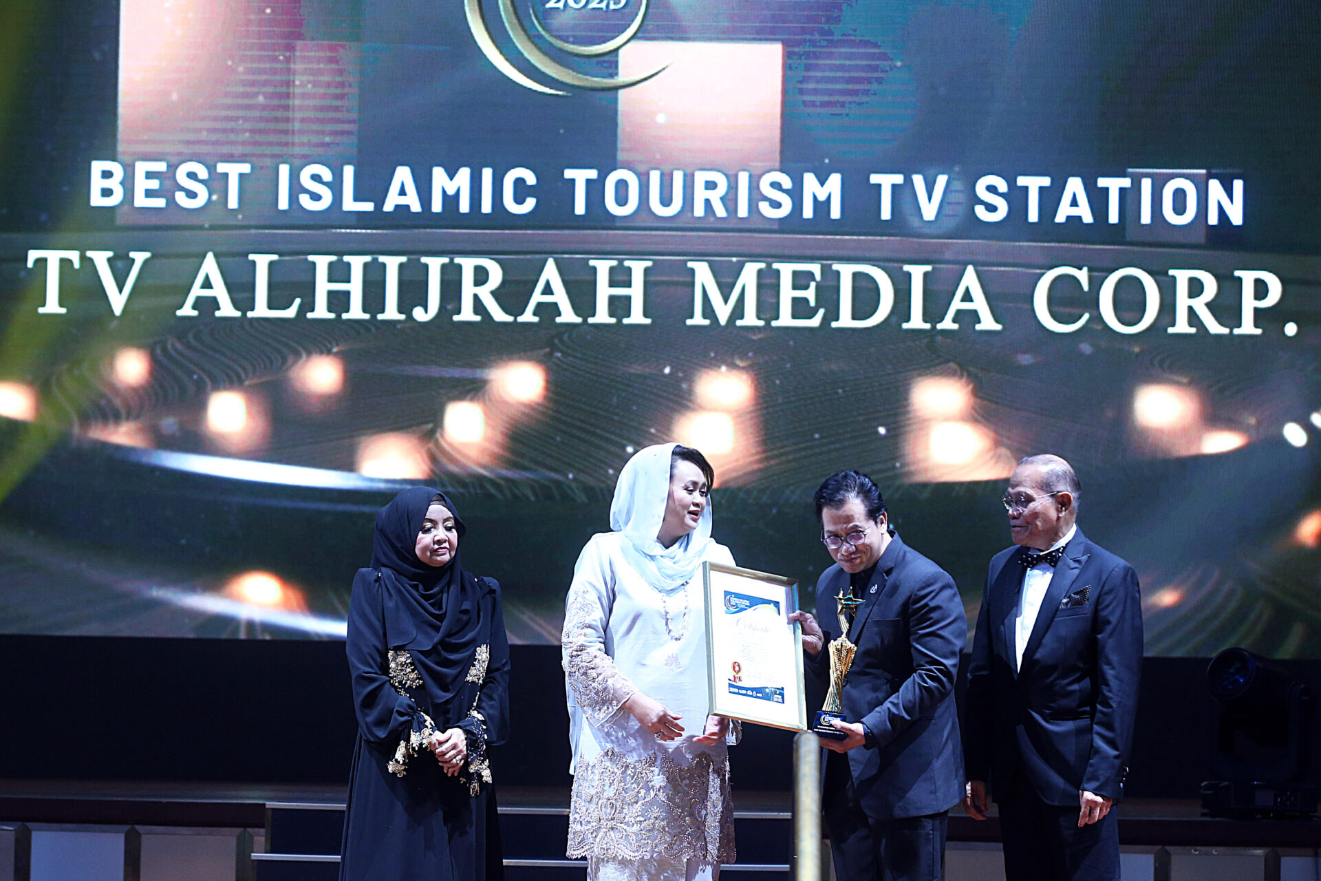 Salehhuddin Jurimi menerima anugerah mewakili TV AlHijrah 2