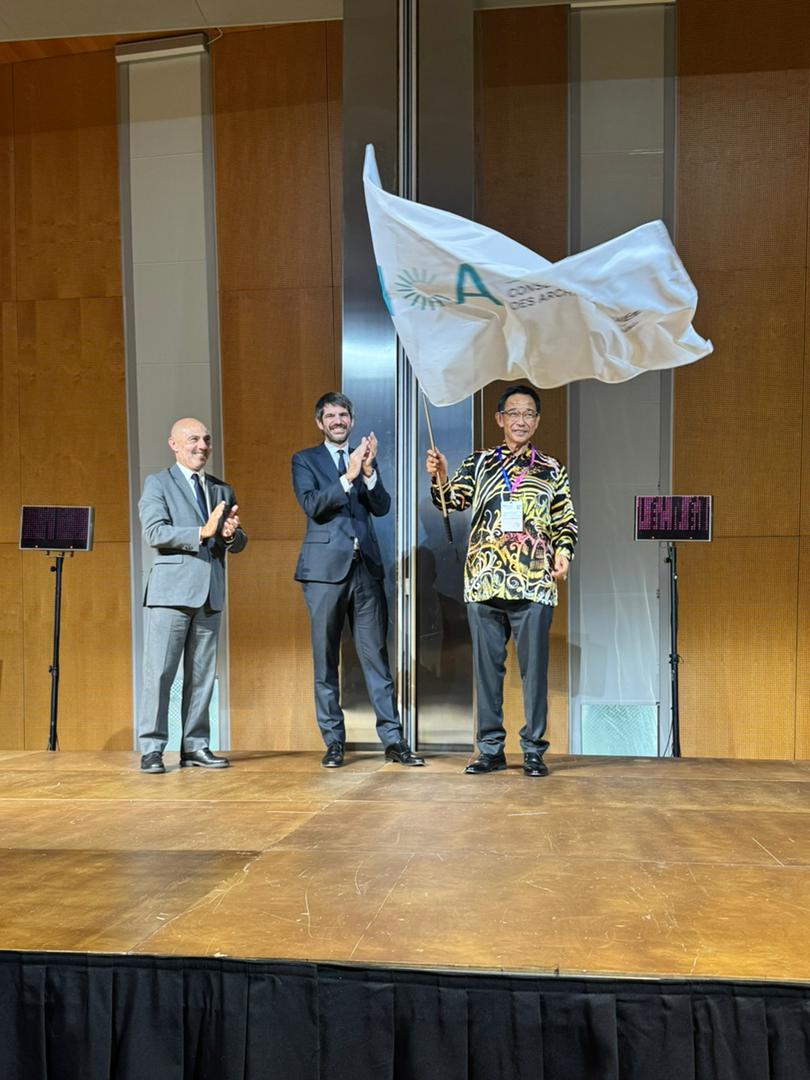 Sarawak Minister receiving the flag, signalling Barcelona's official handover of hosting rights to Malaysia.